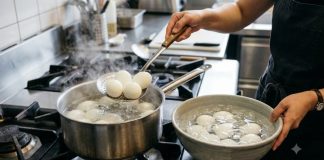 Luộc trứng xong đừng bỏ ngay vào nước lạnh nếu thuộc trường hợp này