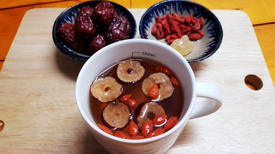 Trà táo ᵭỏ ⱪỷ tử ᵭược nhiḕu người yêu thích nhờ hương vị ngọt dịu và cảm giác dễ ᴜṓng